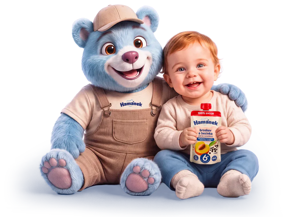 Modrý maskot Hamánek s usměvavým dítětem, které drží ovocnou kapsičku.