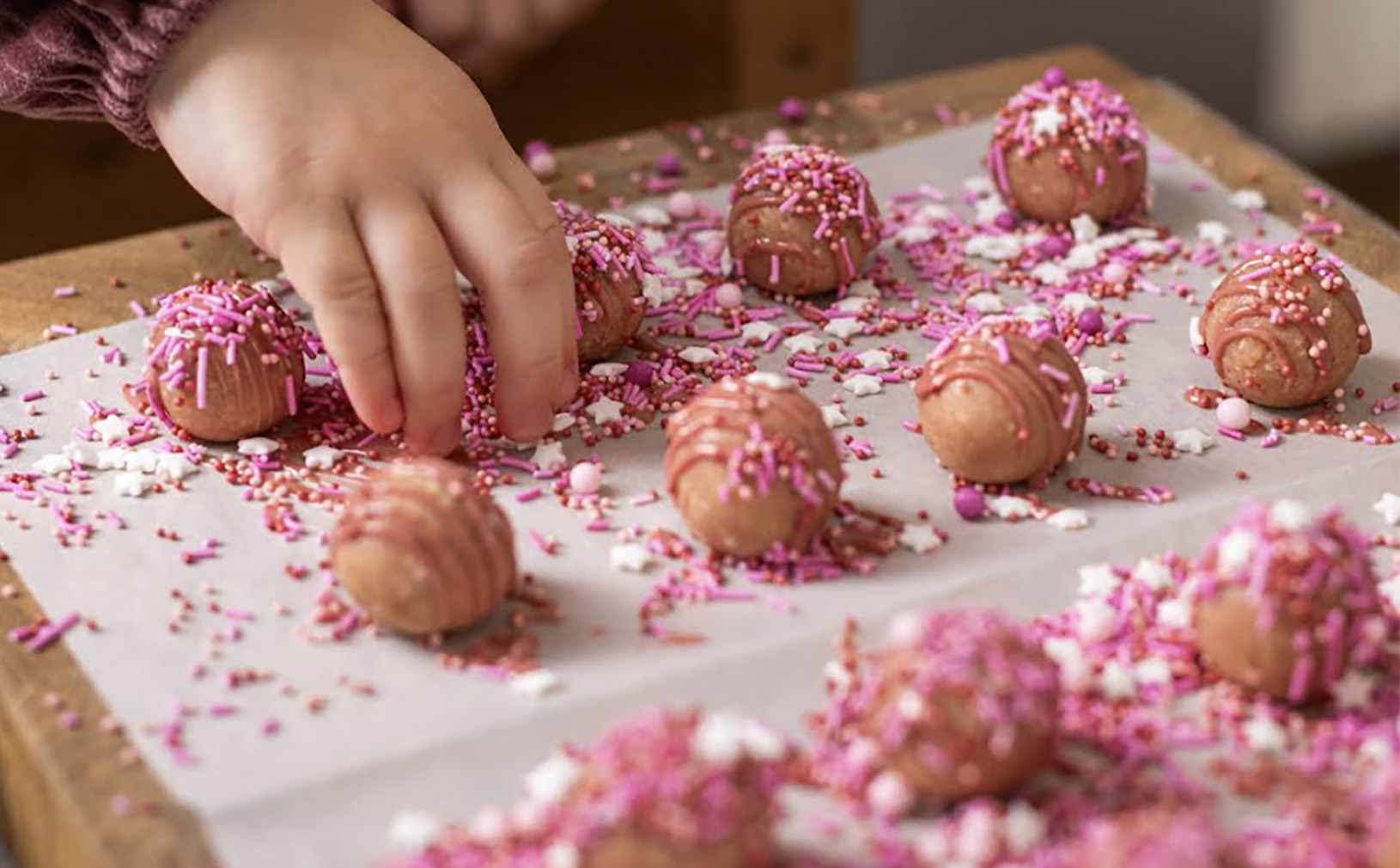 Jahodové kuličky z piškotů Hamánek