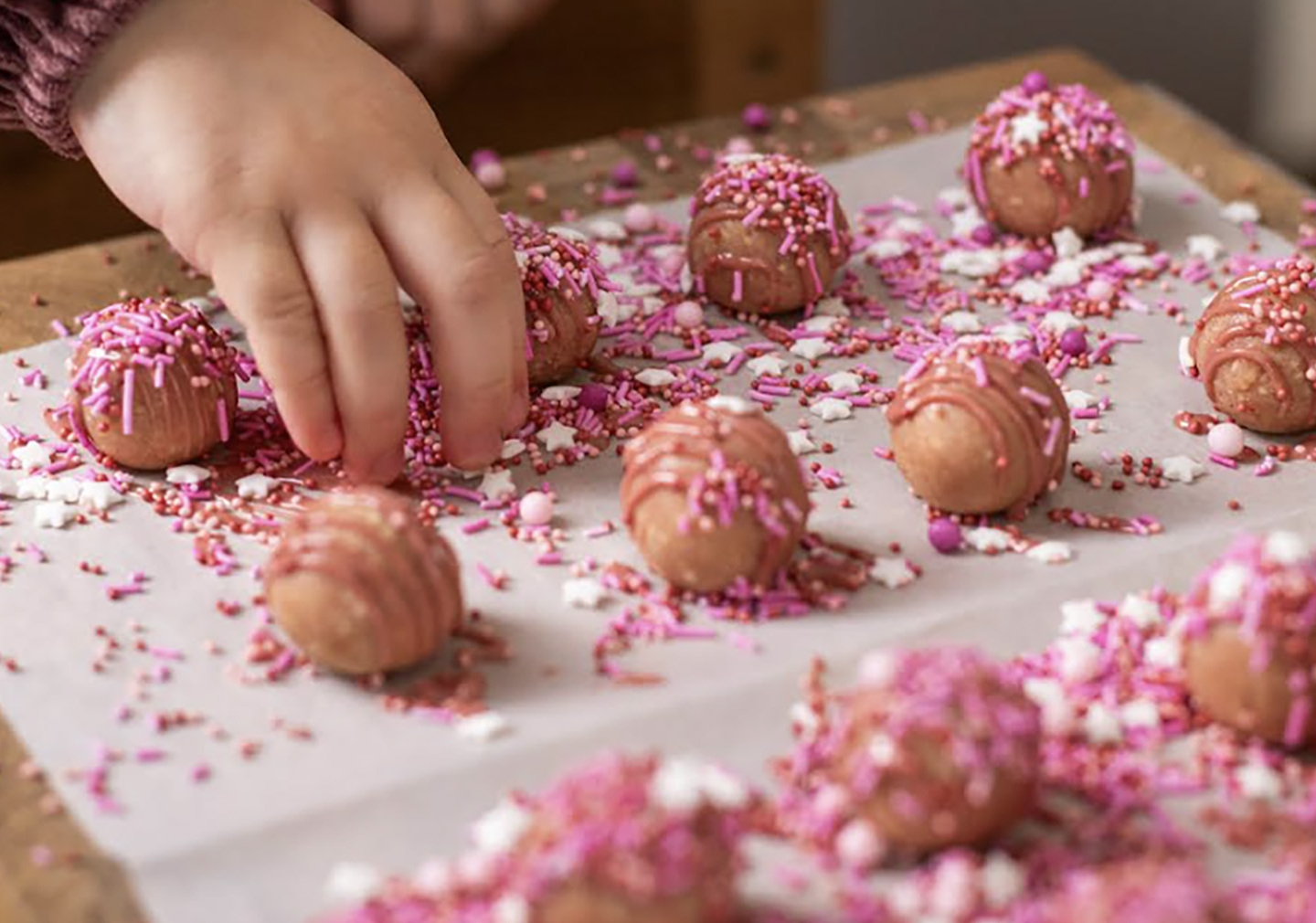 Jahodové kuličky z piškotů Hamánek