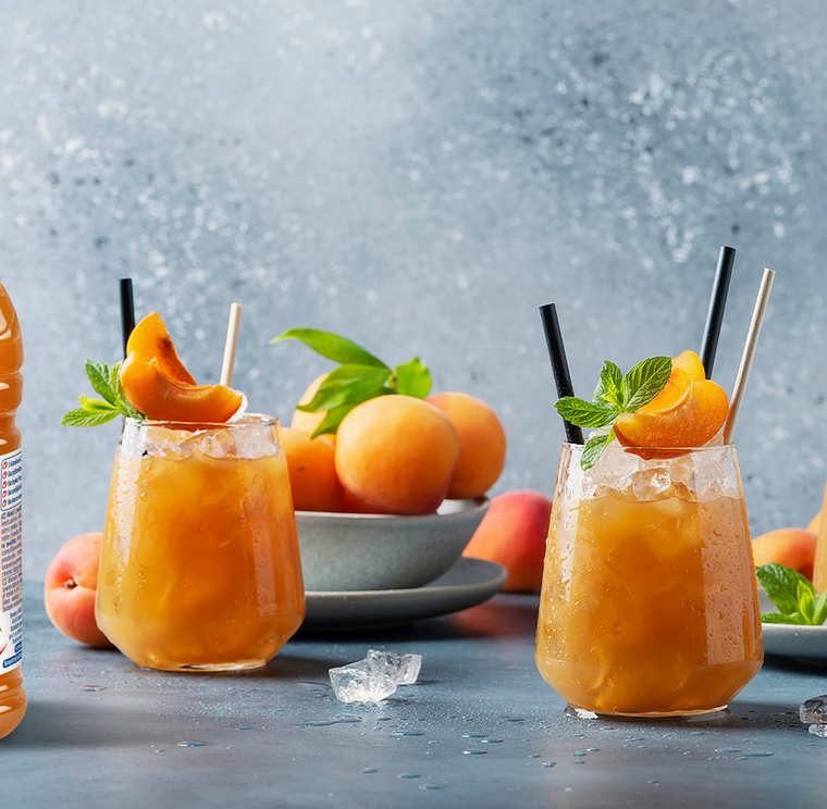 Fruity currant drink with peaches Hamánek